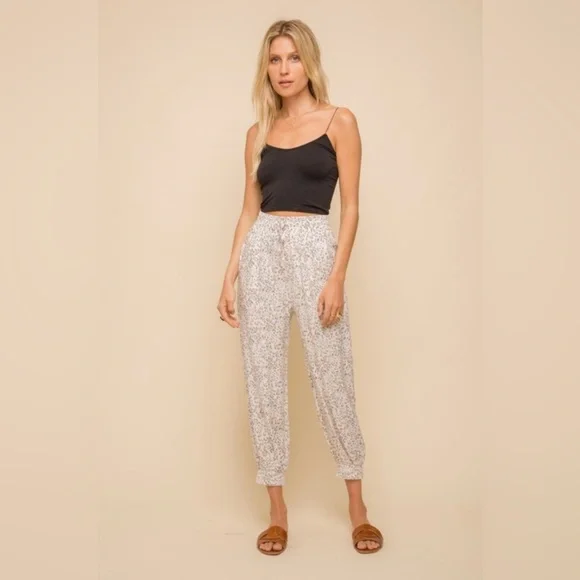 **LAST ONE!!** 3/4 LENGTH LEOPARD JOGGER PANTS 💛 🐆 - Picture 2 of 6